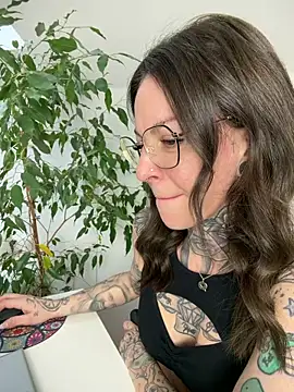 BrownieyQueen live sex cam