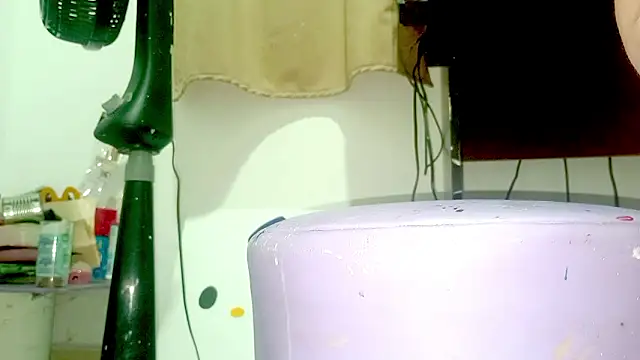 PetiteIvoryQueen19's cam snapshot