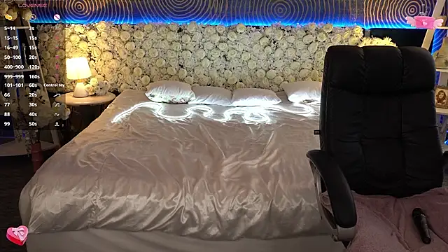 FoxyShy live sex cam