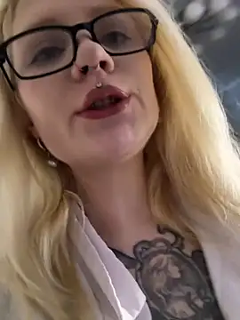 BlondeDoll_'s cam snapshot