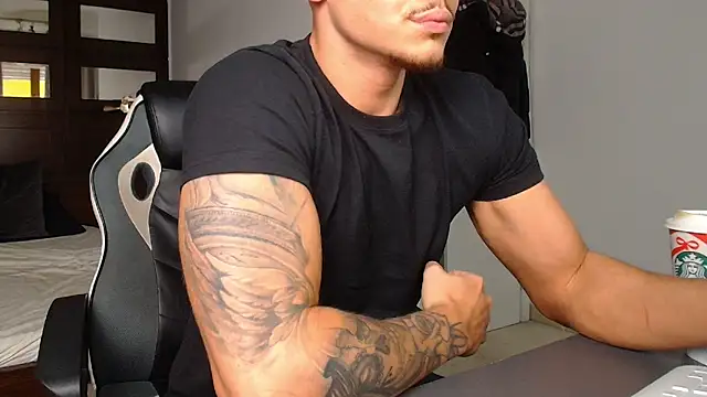 ElijahThorne live sex cam