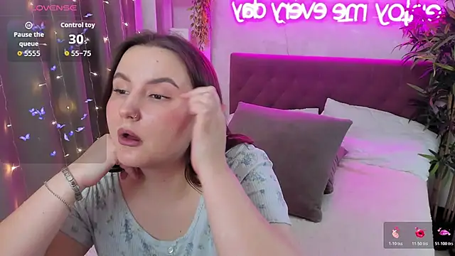 FeralPeach's cam snapshot