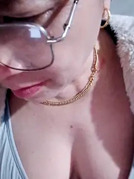 small-house123's cam snapshot