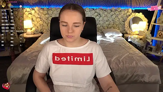 FoxyShy live sex cam