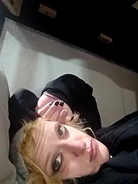 KITTYBOOBOOFUXX's cam snapshot