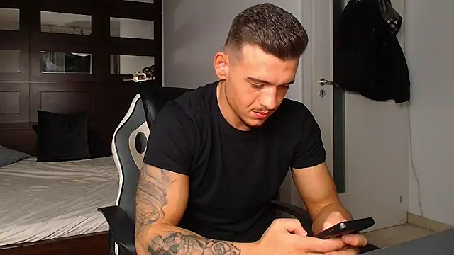 ElijahThorne live sex cam