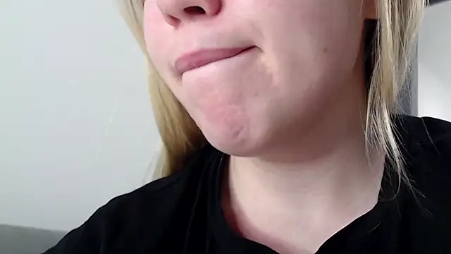 Embersweetbunny's cam snapshot