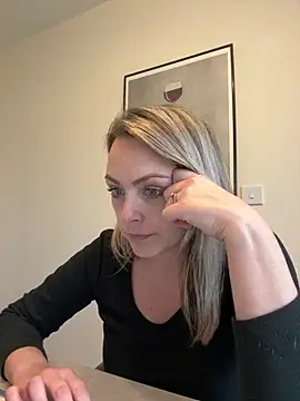 LouiseLovesFun's cam snapshot