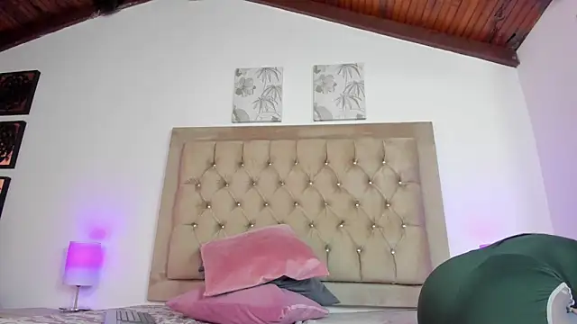 KristalFoxx's cam snapshot