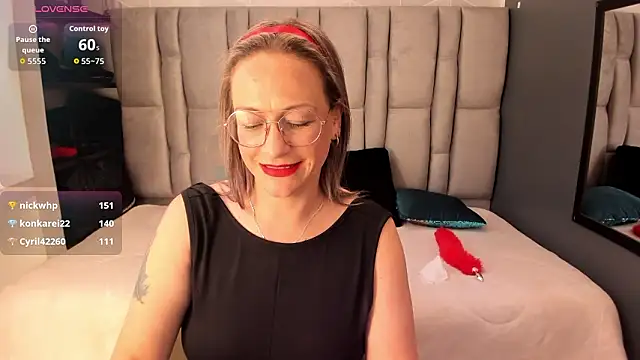 Charlot_milf's cam snapshot