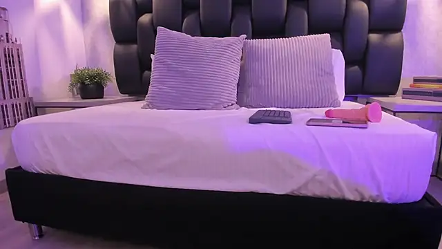 KylieCooperr_'s cam snapshot