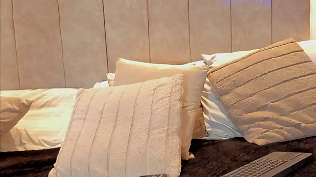 Lauraa_saenz11's cam snapshot