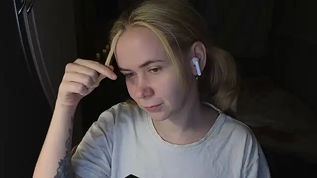 Riley_Roo's cam snapshot