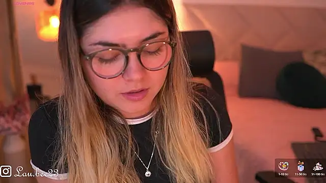 Lau_Bee's cam snapshot