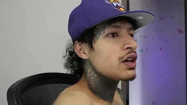 trieone live sex cam