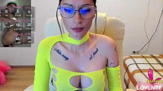 kissnicol32 live sex cam