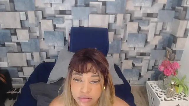 angel_dthroatt's cam snapshot