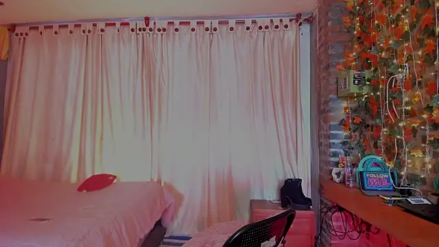 LaGoldenBitch live sex cam