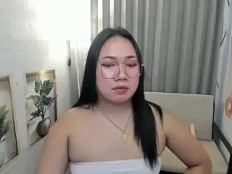 TsUncutKaren live sex cam