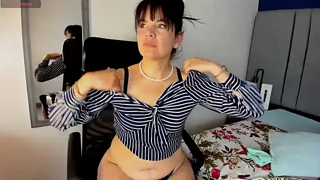 laura_hotties's cam snapshot