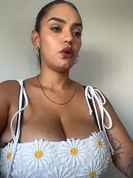 Sara-77 live sex cam