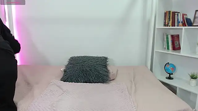 ari_rossee's cam snapshot