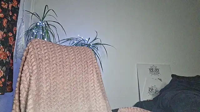 Cyndee_Winter's cam snapshot