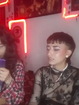 AlexxaAndRileyy live sex cam