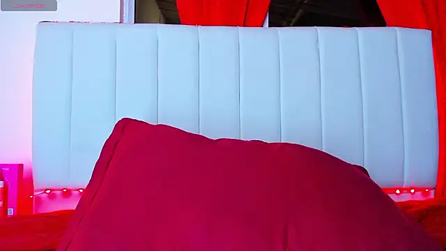 caro_lyne_'s cam snapshot