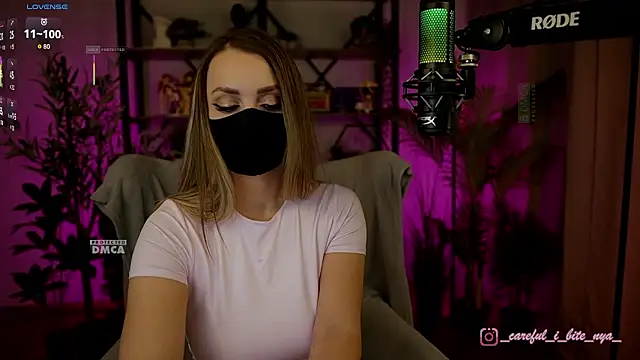 careful_i_bite_nya live sex cam