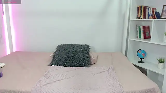 ari_rossee's cam snapshot