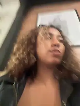 lauraltt live sex cam