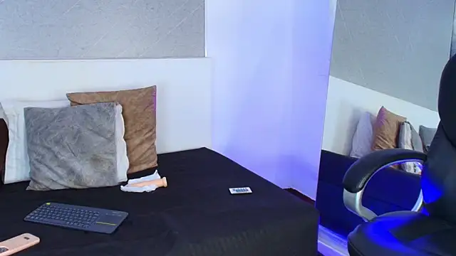 Laura_Miller1's cam snapshot