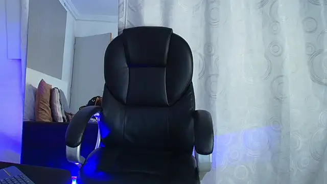 Laura_Miller1's cam snapshot