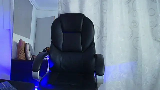 Laura_Miller1's cam snapshot