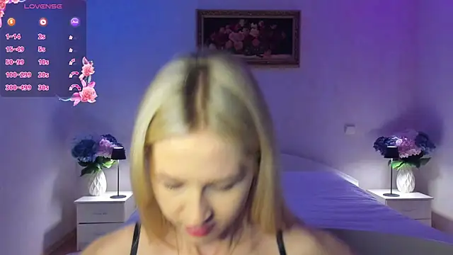 Julie_Blaze's cam snapshot