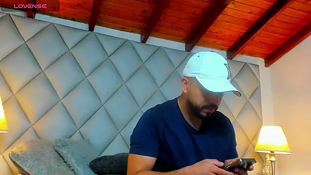 AaronVegaa live sex cam