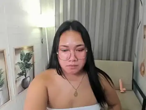 TsUncutKaren live sex cam