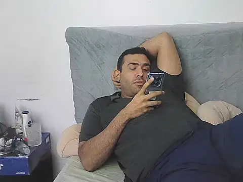 AlphaLatinoBear live sex cam
