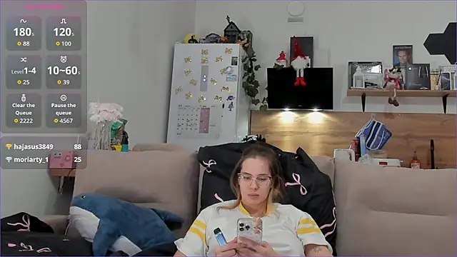 Girl_alone_home live sex cam