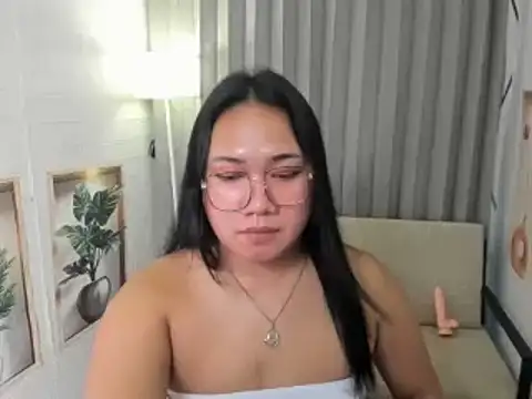 TsUncutKaren live sex cam
