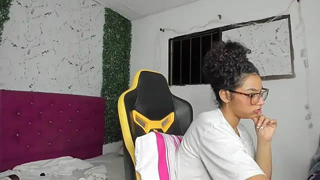 emily_stars1's cam snapshot