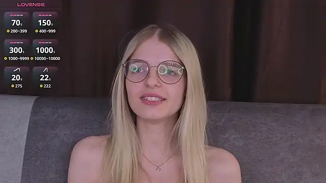 MonicaShiny's cam snapshot