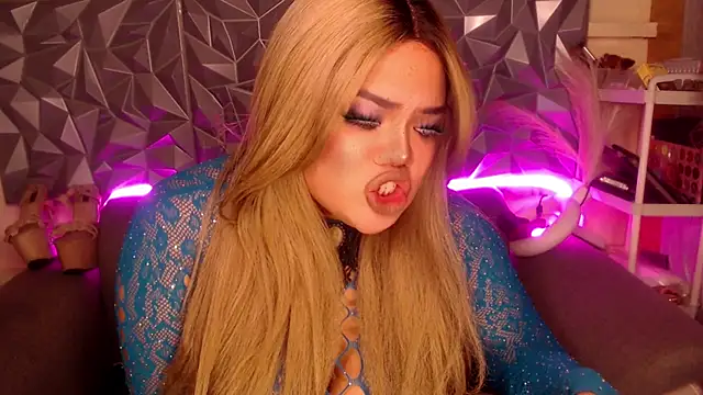 AlwaysHornyMia live sex cam