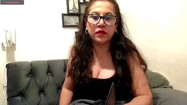 MirandaLatinaLovely's cam snapshot