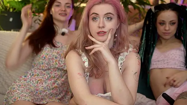 your_favoritegirls's cam snapshot