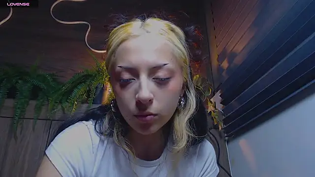 MiaBunnie live sex cam