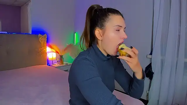 Laura_Leee's cam snapshot