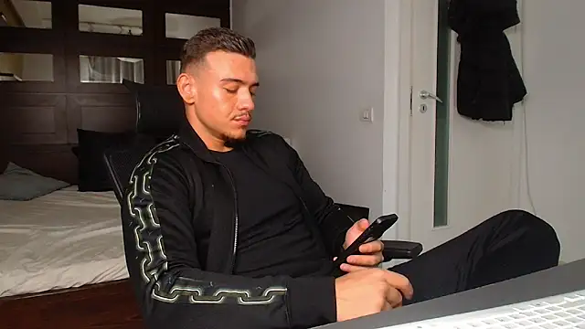 ElijahThorne live sex cam