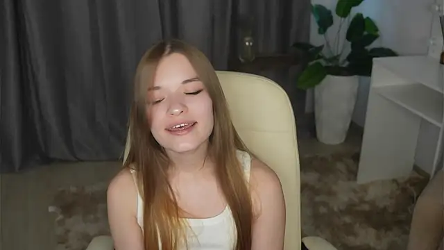 EmmalineKearl's cam snapshot